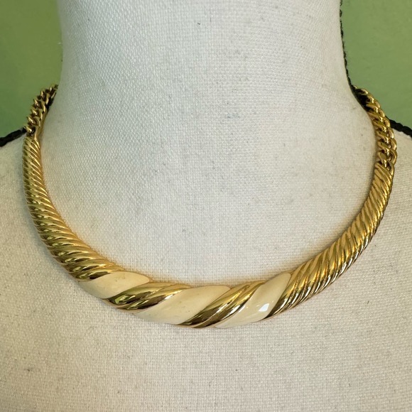 Vintage Monet Twisted Cream Enamel Pendant Choker Necklace Retro Signed 16” - Picture 2 of 13